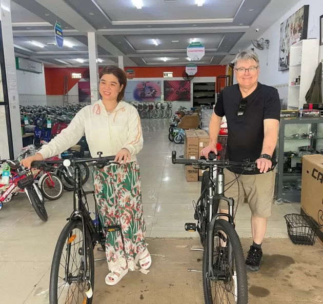 KHÁCH NƯỚC NGOÀI MUA XE ĐẠP